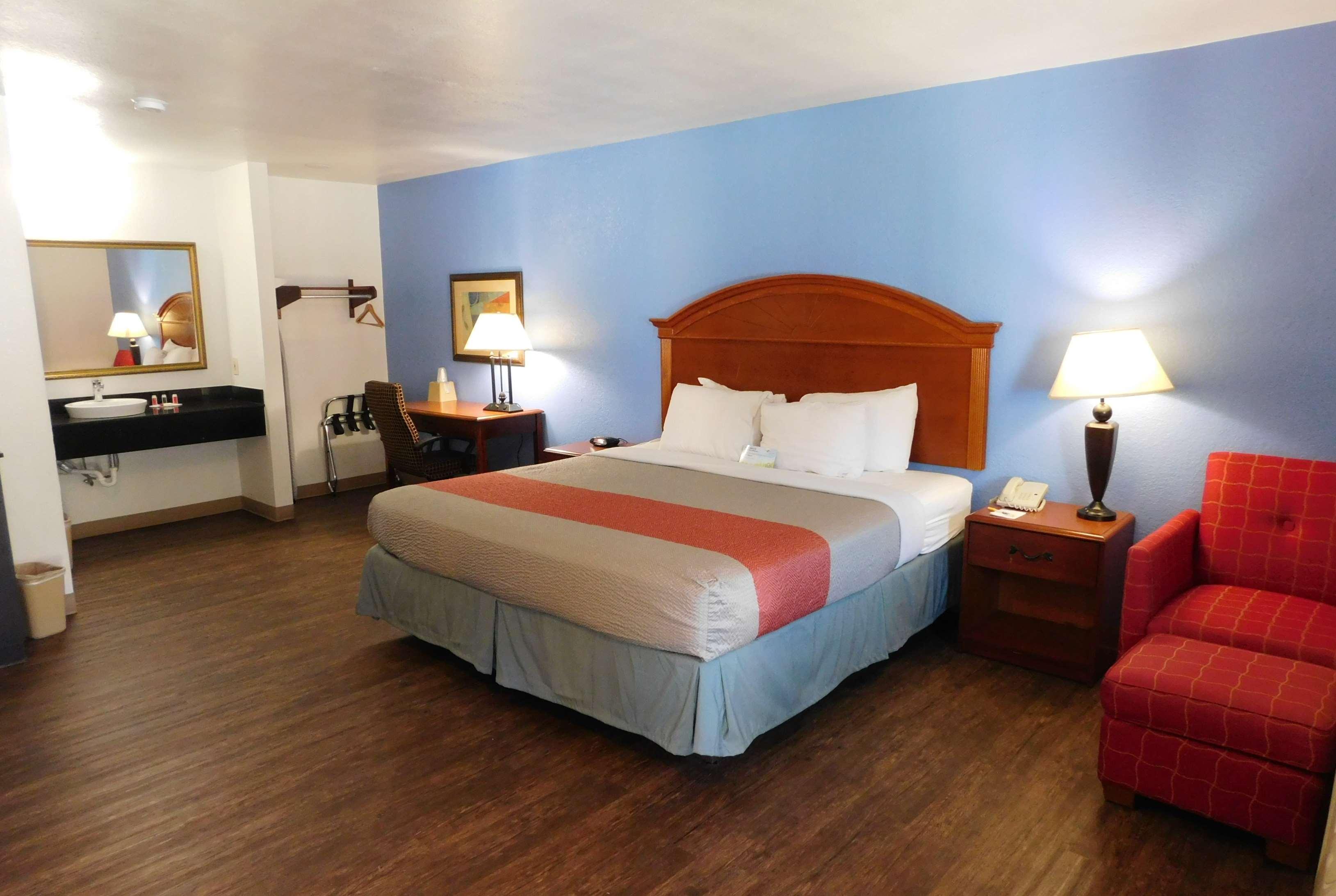 Days Inn By Wyndham Oklahoma City Nw Expressway Warr Acres Екстер'єр фото